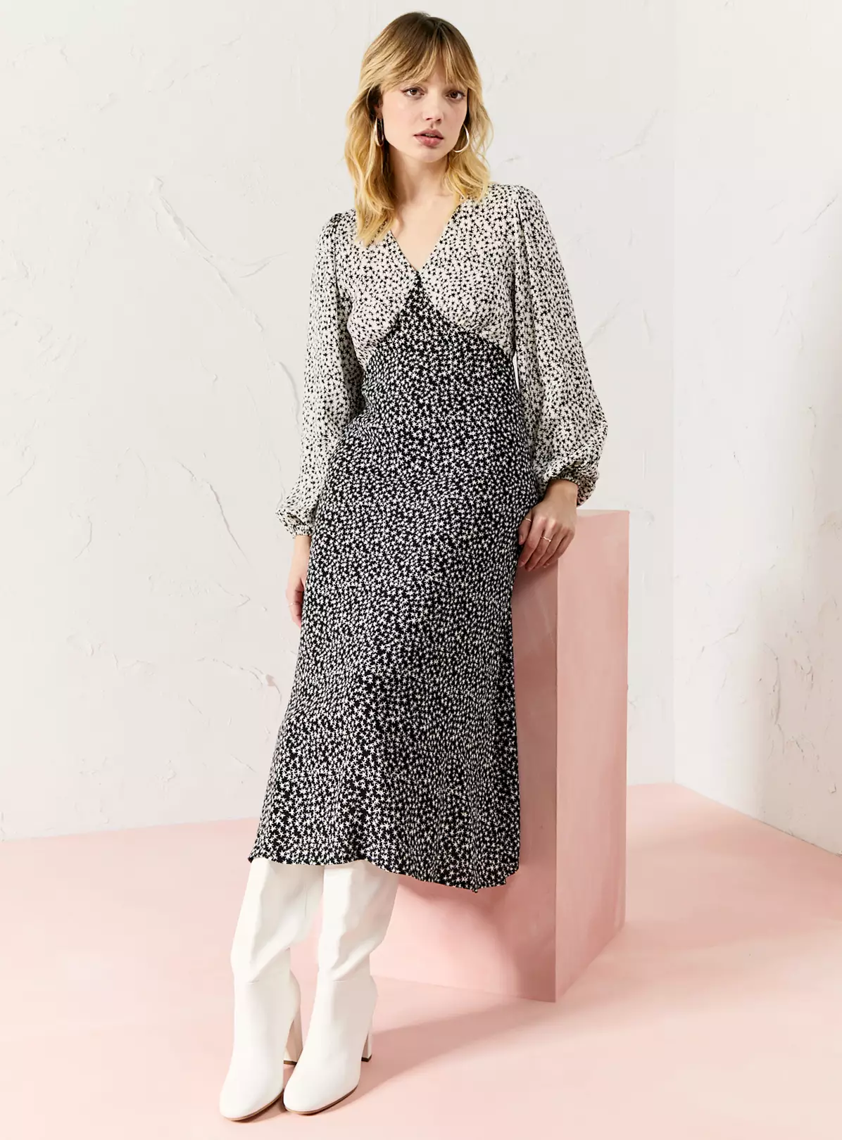 EVERBELLE Star Print Deep V Midi Tea Dress 12 6 EVERBELLE Star Print Deep V Midi Tea Dress 12 - Image 4