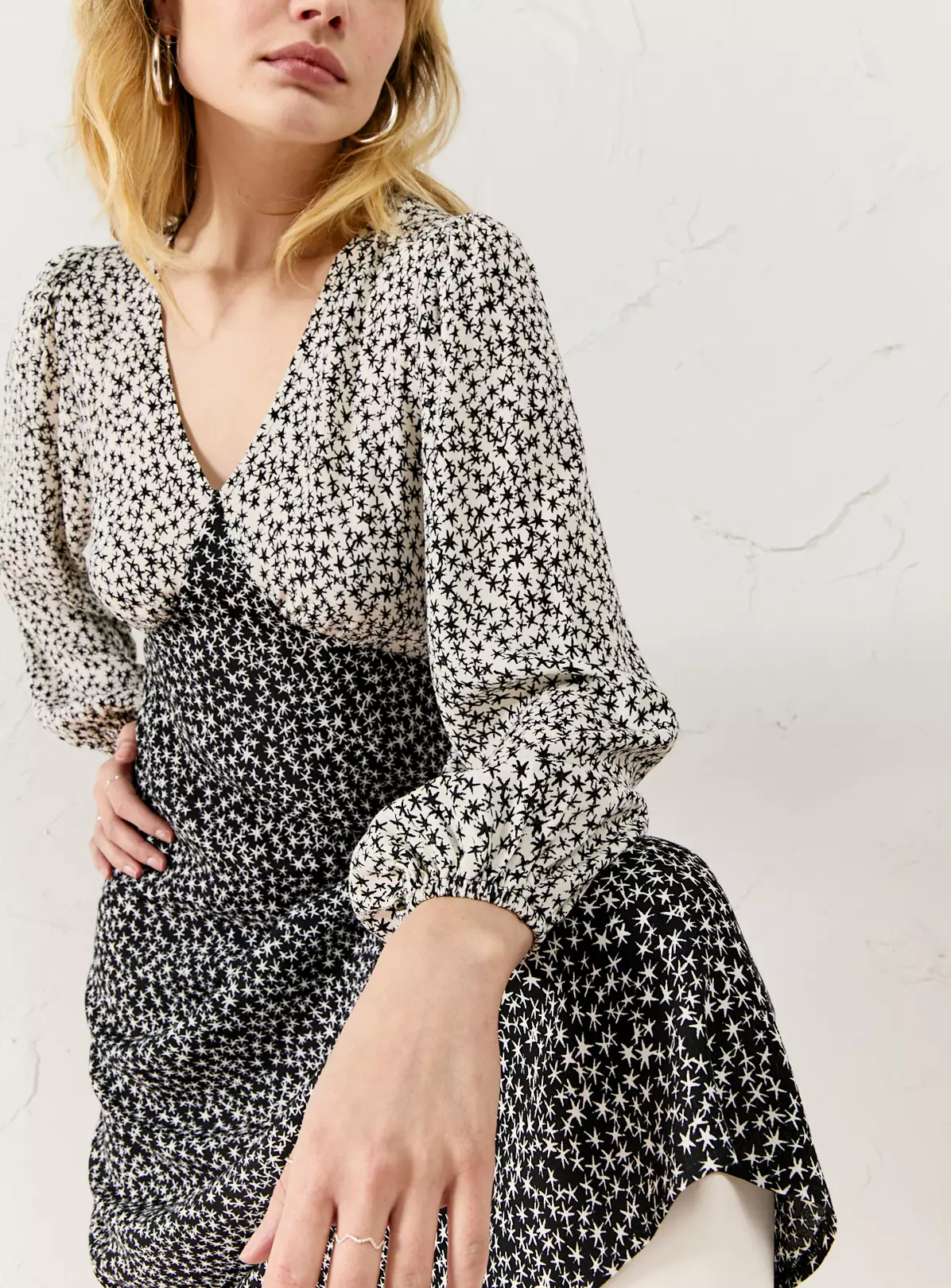 EVERBELLE Star Print Deep V Midi Tea Dress 12 4 EVERBELLE Star Print Deep V Midi Tea Dress 12 - Image 2