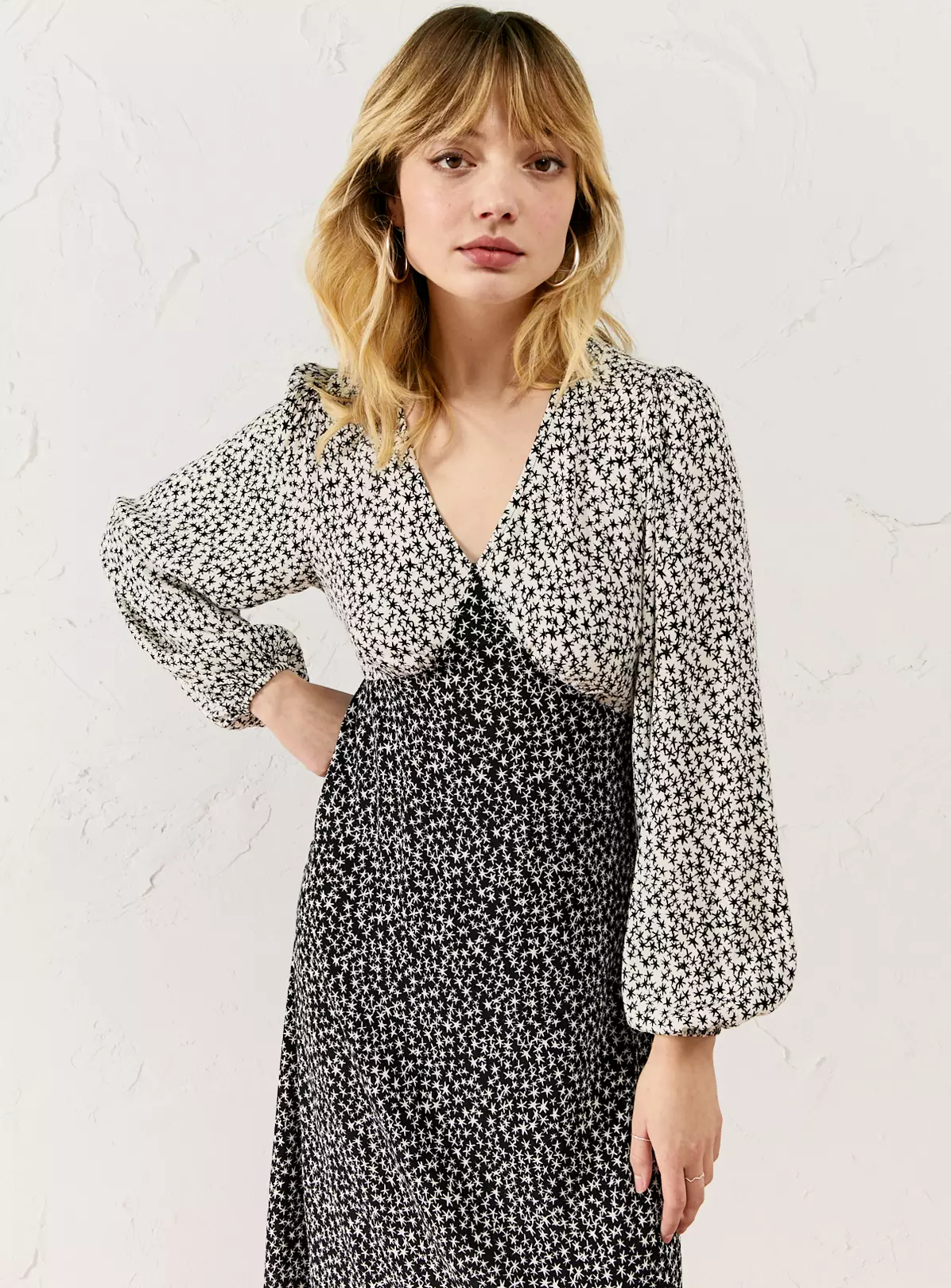 EVERBELLE Star Print Deep V Midi Tea Dress 12 3 EVERBELLE Star Print Deep V Midi Tea Dress 12