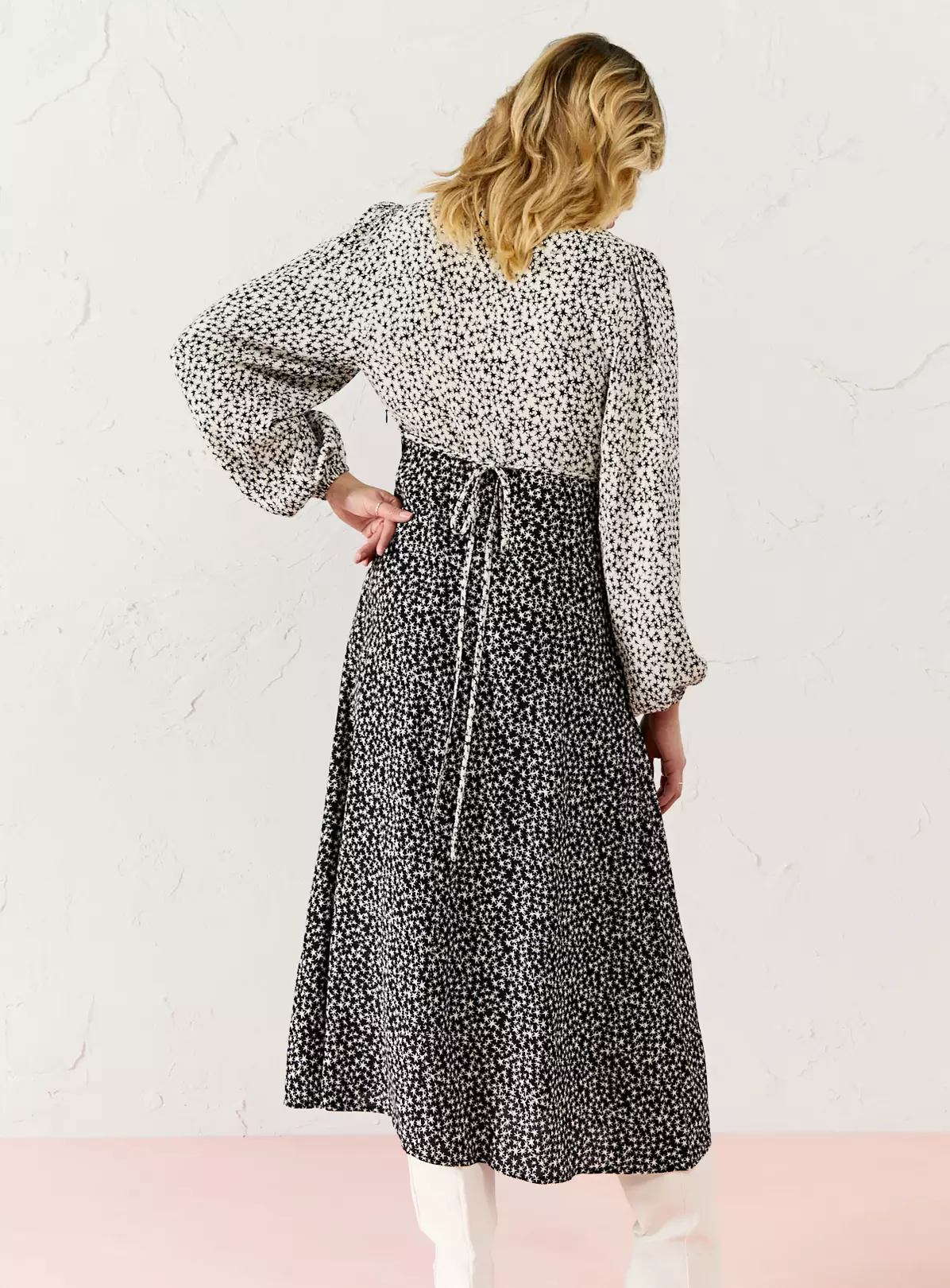 EVERBELLE Star Print Deep V Midi Tea Dress 12 5 EVERBELLE Star Print Deep V Midi Tea Dress 12 - Image 3