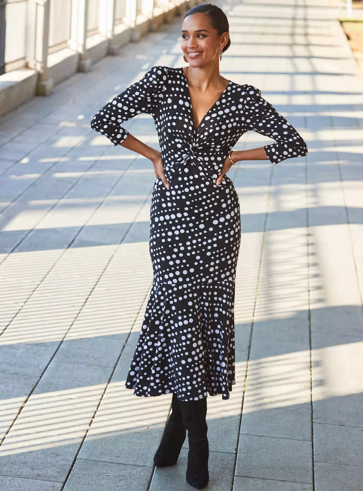 SOSANDAR Black White Twist Front Midi Dress 20 6 SOSANDAR Black White Twist Front Midi Dress 20 - Image 4