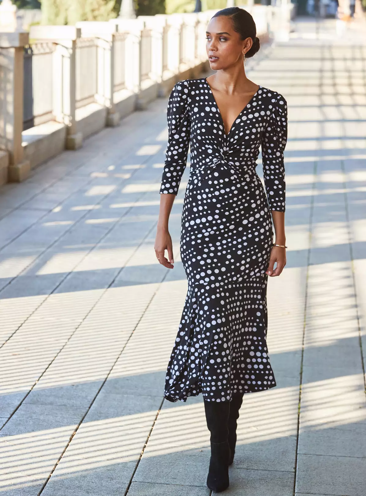 SOSANDAR Black White Twist Front Midi Dress 20 3 SOSANDAR Black White Twist Front Midi Dress 20