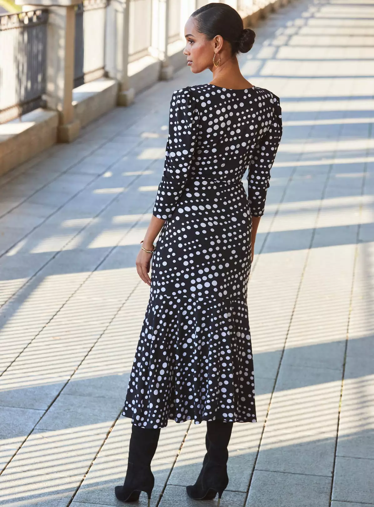 SOSANDAR Black White Twist Front Midi Dress 20 4 SOSANDAR Black White Twist Front Midi Dress 20 - Image 2