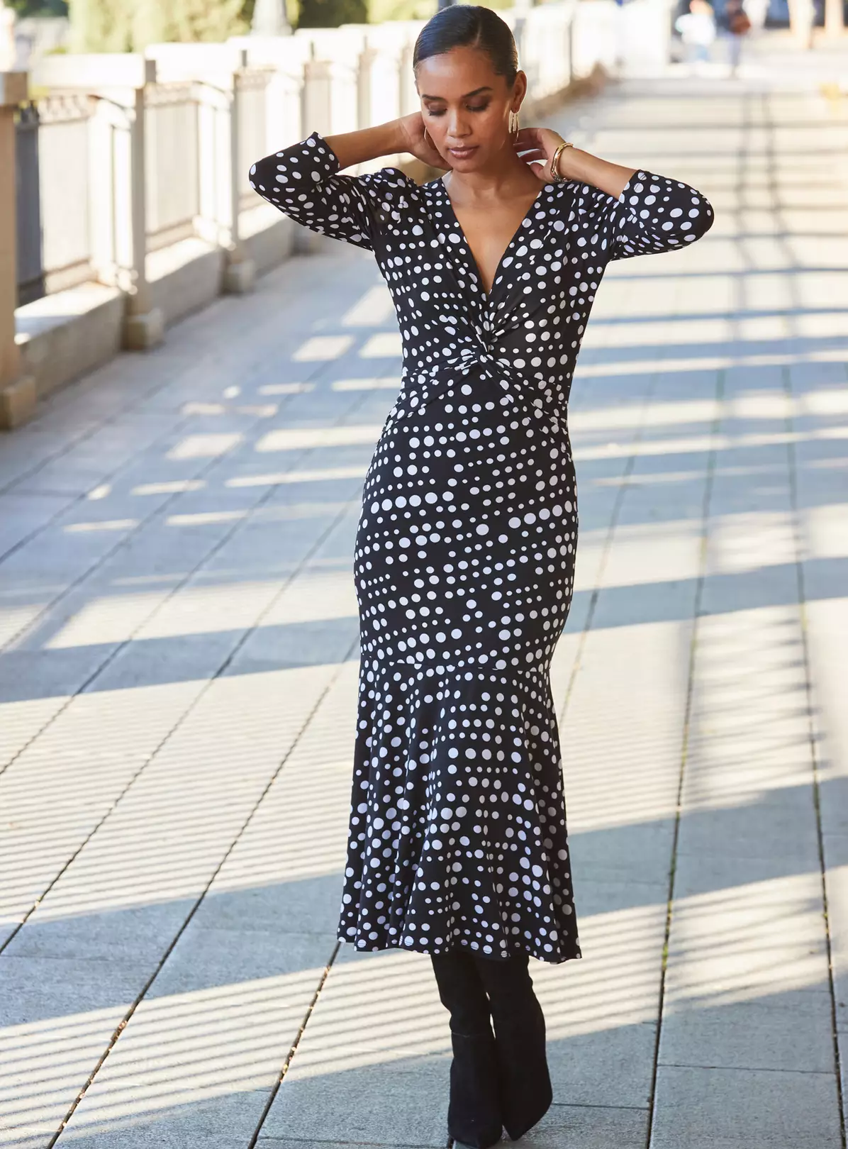 SOSANDAR Black White Twist Front Midi Dress 20 5 SOSANDAR Black White Twist Front Midi Dress 20 - Image 3