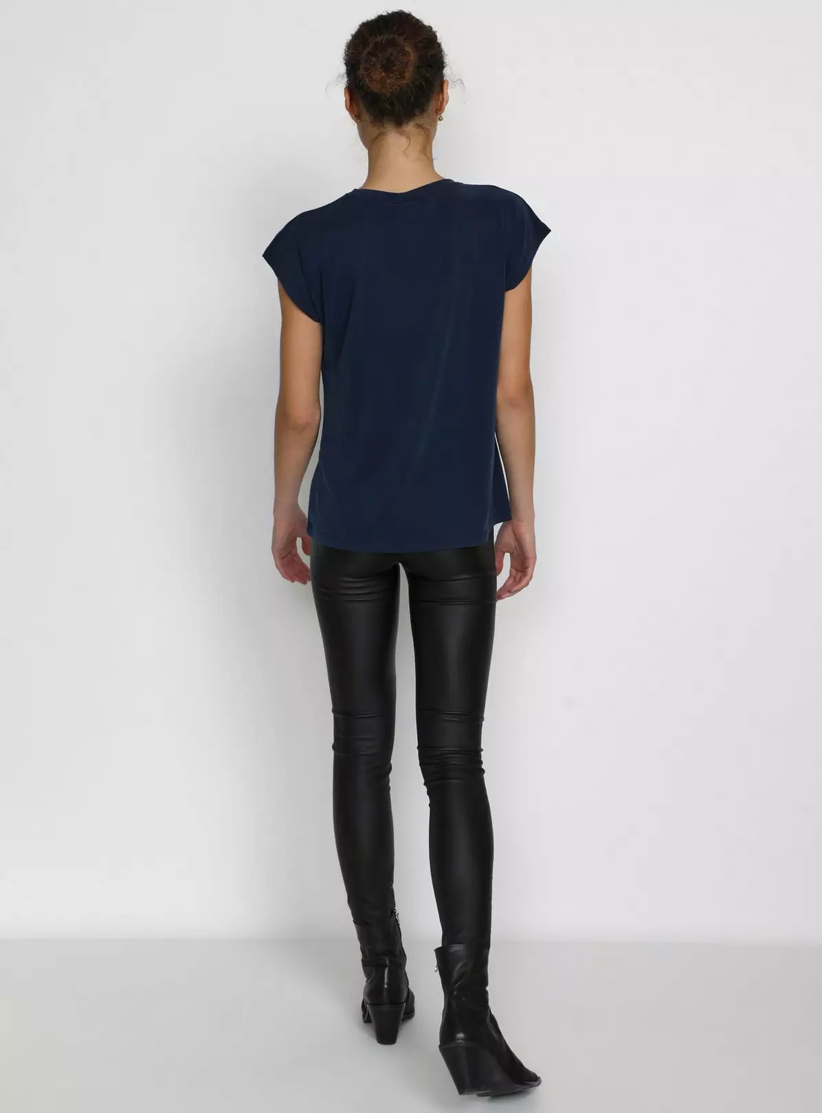 KAFFE Lise V Neck T Shirt L 5 KAFFE Lise V Neck T Shirt L - Image 3